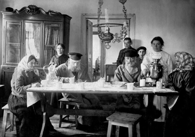 Еврейская семья, 1910-е годы. Фотограф С. Юдовин