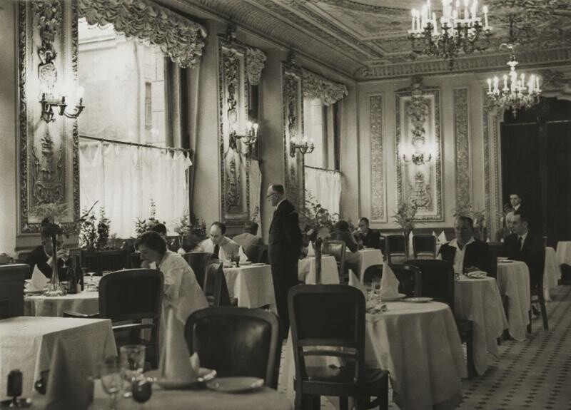 Ресторан гостиницы Савой, 1930-е годы. Фотограф Михаил Прехнер