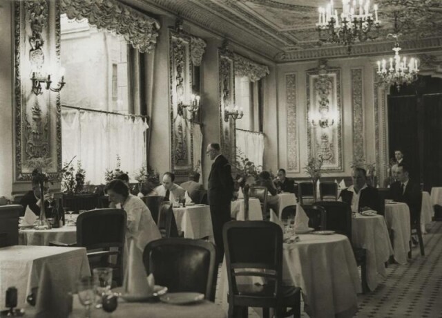 Ресторан гостиницы «Савой», 1930-е годы. Фотограф Михаил Прехнер