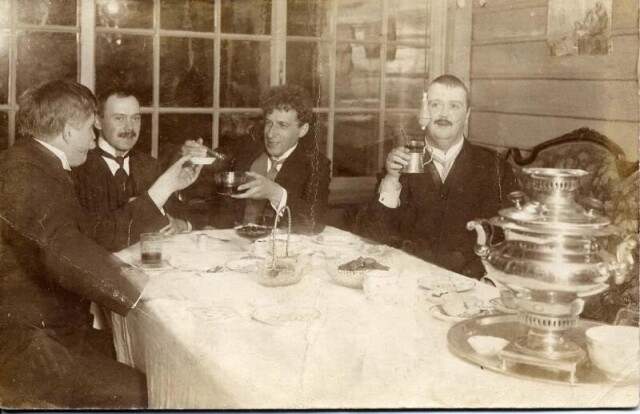 Всеволод Мейерхольд в компании друзей в Царском селе, февраль 1910-е годы. Фотограф неизвестен