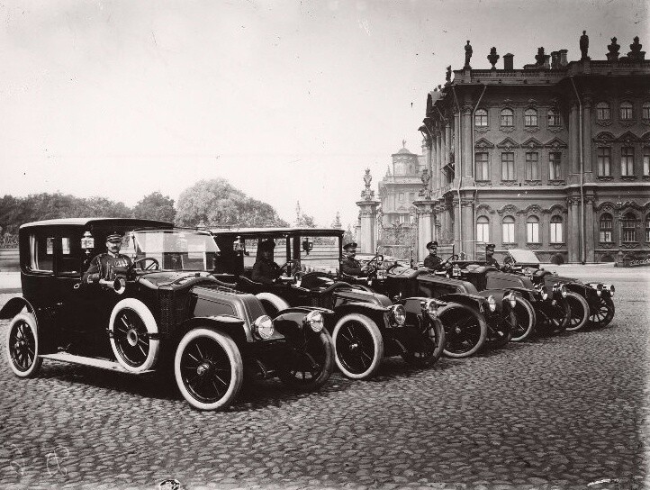 Автомобили Рено на Дворцовой площади, 1910-е годы. Фотограф Карл Булла