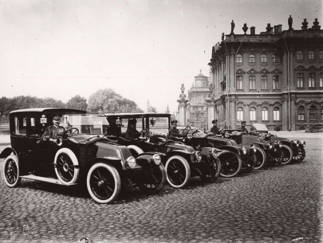 Автомобили «Рено» на Дворцовой площади, 1910-е годы. Фотограф Карл Булла