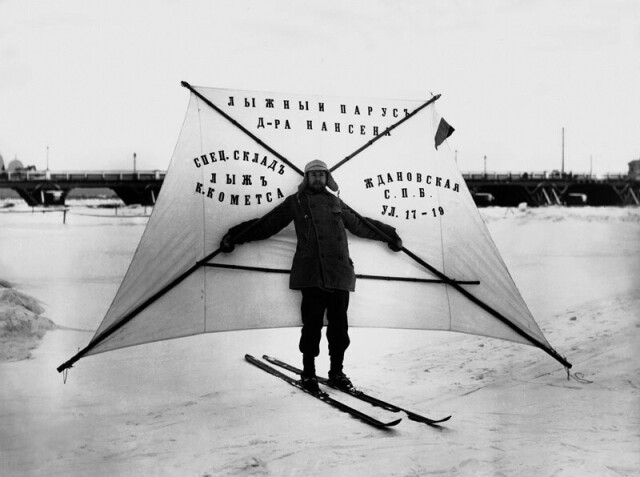 Демонстрация лыжного паруса доктора Нансена, изготовленного фирмой К. Кометса, 1910-1914 год. Фотоателье Карла Буллы