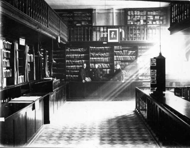 Книжный магазин, 1910-е годы. Фотограф неизвестен