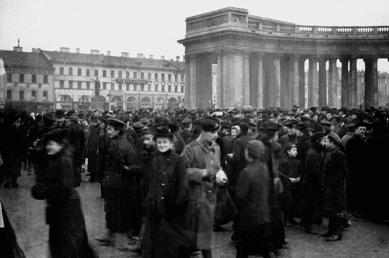 Студенческая демонстрация у Казанского собора, март 1910-е годы. Фотограф неизвестен