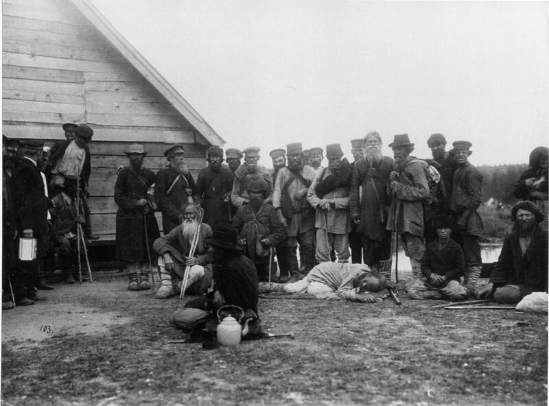 Крестьяне стоя, сидя или лежа расположились на отдых возле деревянного строения, 1903 год. Фотоателье К. Е. фон Ган и К°
