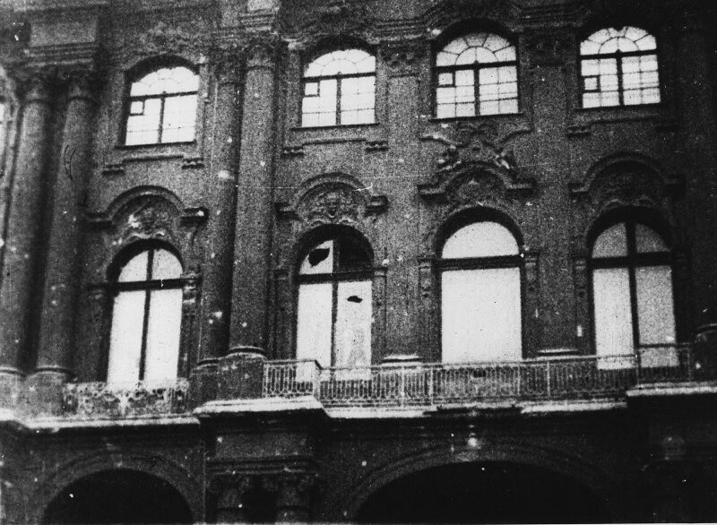После взятия Зимнего дворца. Утро 26 октября, 26 октября 1917 года. Фотограф Петр Новицкий