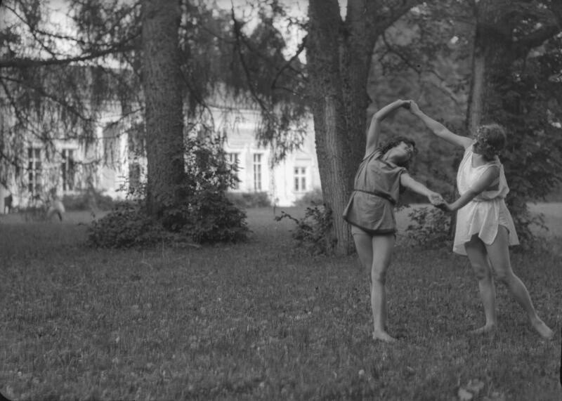 Девушки в туниках на усадебной поляне 1920-е годы. Фотограф Александр Гринберг