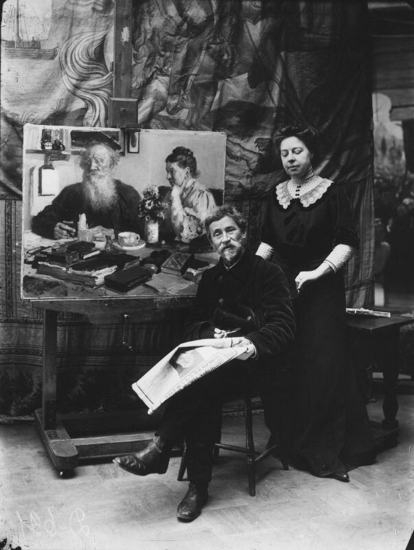 Илья Репин и Наталья Нордман-Северова читают сообщение о смерти Льва Толстого, 20 ноября 1910 год. Фотоателье Карла Буллы