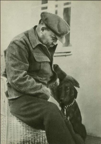 Владимир Ленин на отдыхе в Горках с собакой по кличке Айда, 1922 год. Фотограф неизвестен