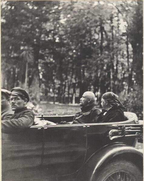 Владимир Ленин и Надежда Крупская в Горках, 1922 год. Фотограф неизвестен