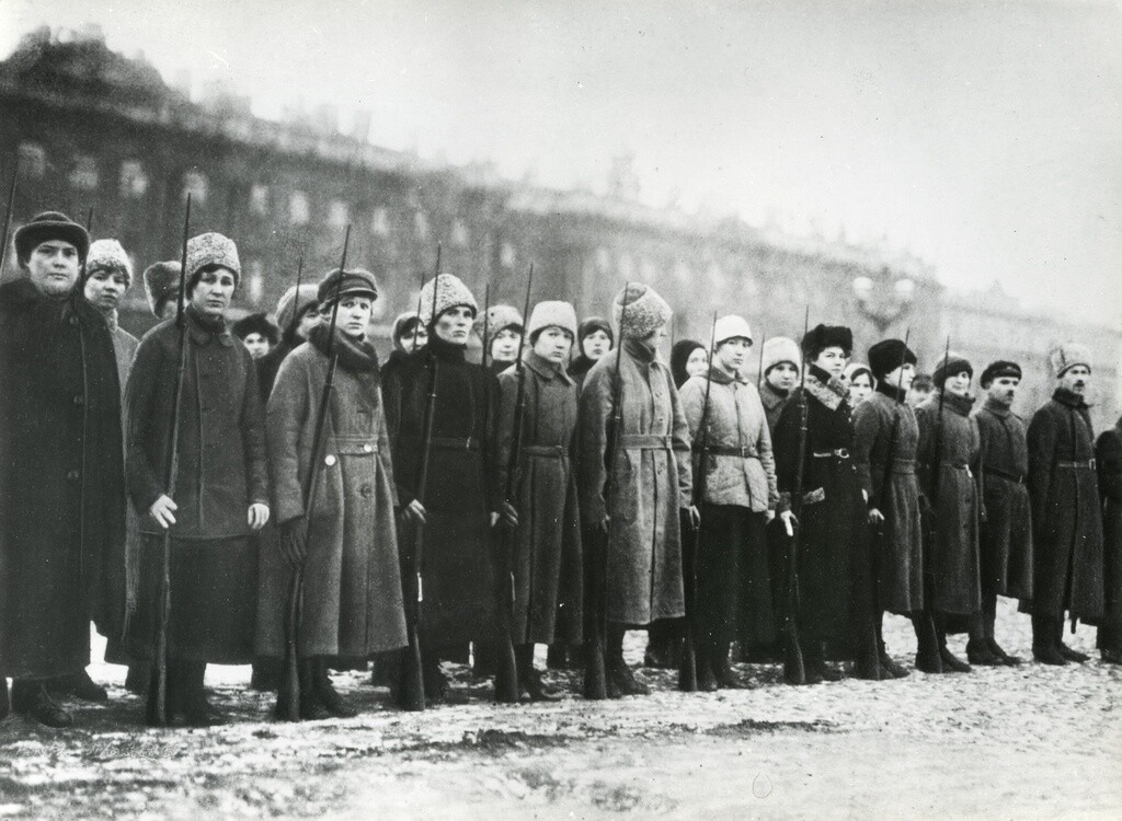Женский коммунистический отряд перед отправкой на фронт, 1919 год. Фотограф неизвестен