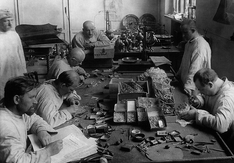 Сотрудники Гохрана извлекают драгоценные камни из ювелирных украшений, 1923 год. Фотограф неизвестен