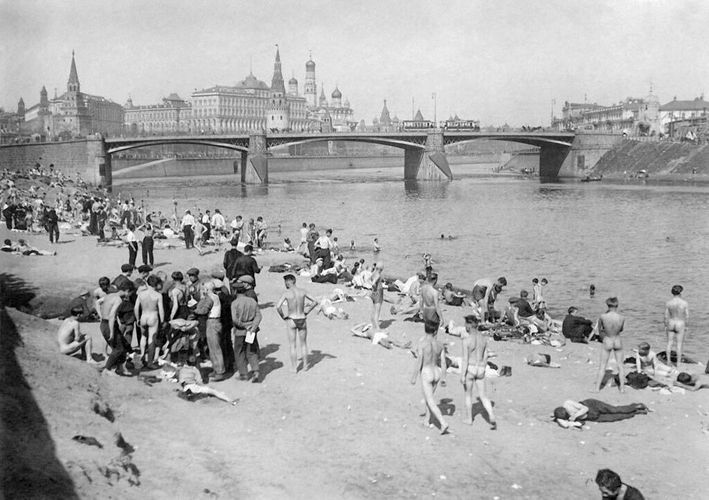 Обнаженные советские люди отдыхают на берегу Москвы-реки, 1928 год. Фотограф неизвестен