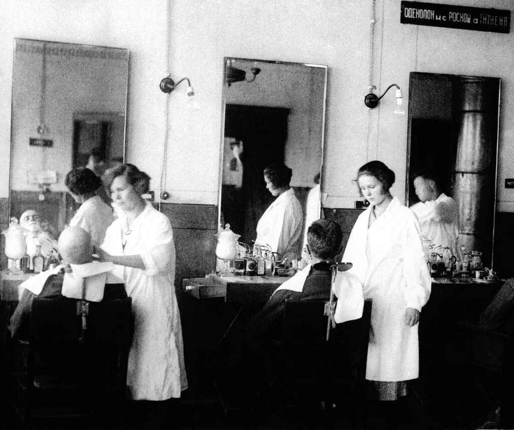 Парикмахерская № 1. Внутренний вид, 1930-е годы. Фотограф неизвестен
