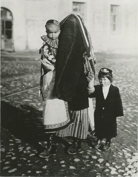 Семья. В парандже, 1929 год. Фотограф Аркадий Шайхет