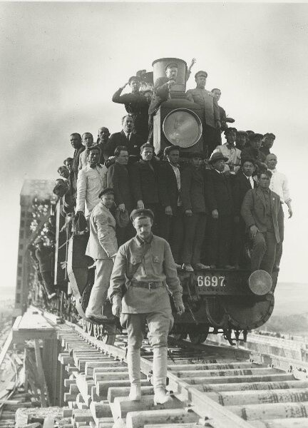 Турксиб. Пересечение первым поездом стыка, 1930 год. Фотограф Аркадий Шайхет
