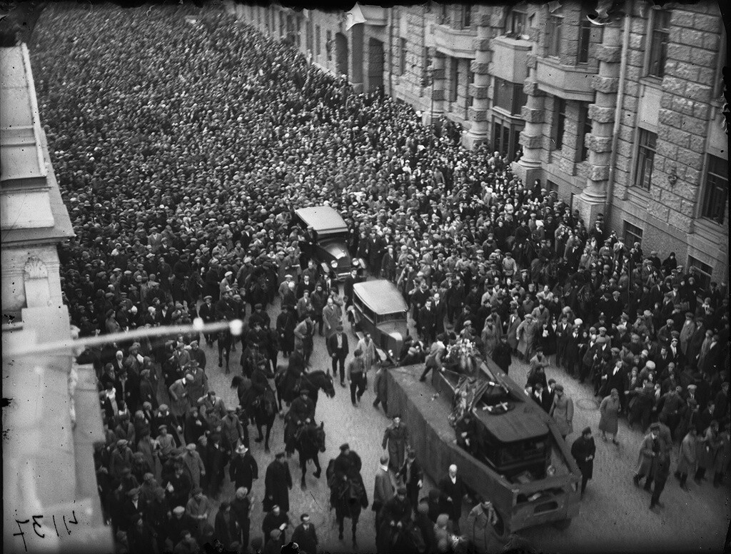 Похороны Владимира Маяковского, 17 апреля 1930 года. Фотограф Морозов
