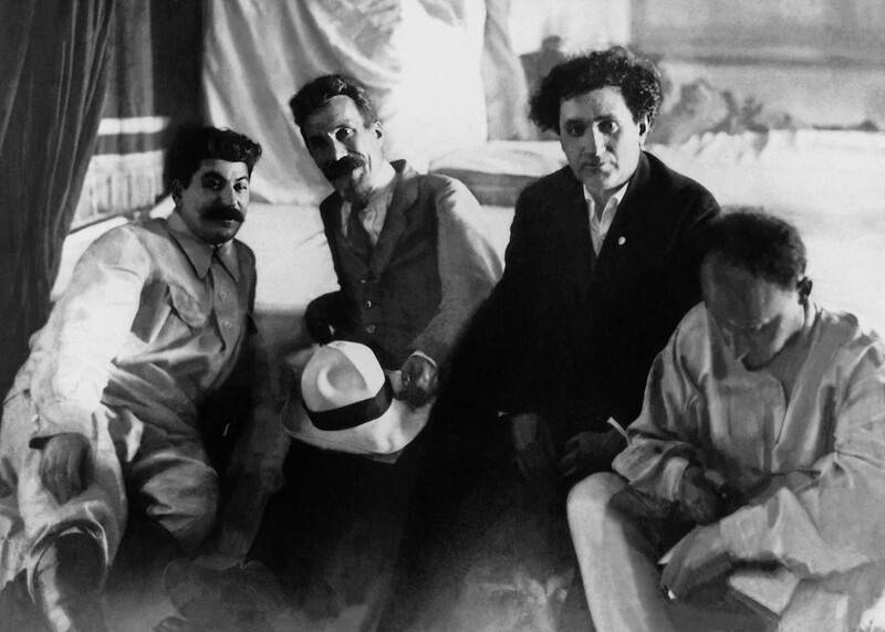 Иосиф Сталин, Алексей Рыков, Григорий Зиновьев и Николай Бухарин, 1922 год. Фотограф неизвестен