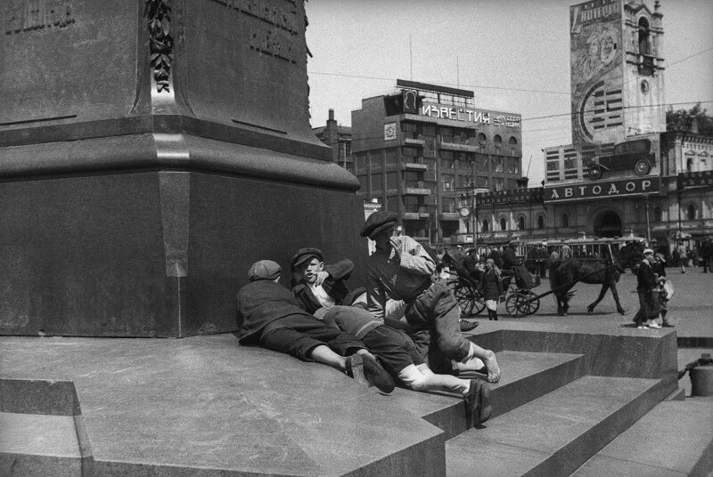 Мальчики у подножия памятника Александру Пушкину, 1932 год. Фотограф Михаил Прехнер