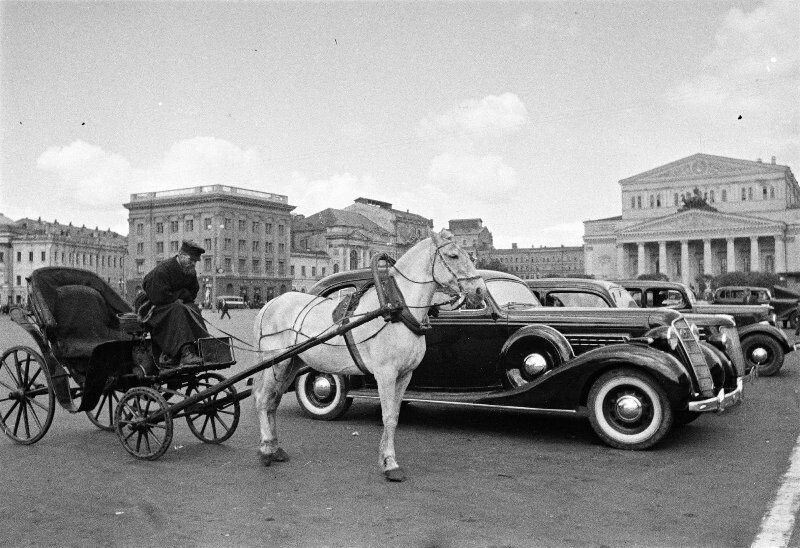 Извозчик и автомобиль. Стоянка такси у Большого театра, 1937 год. Фотограф Аркадий Шайхет