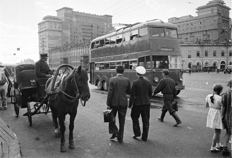 Уличное движение, 1937 год. Фотограф Аркадий Шайхет