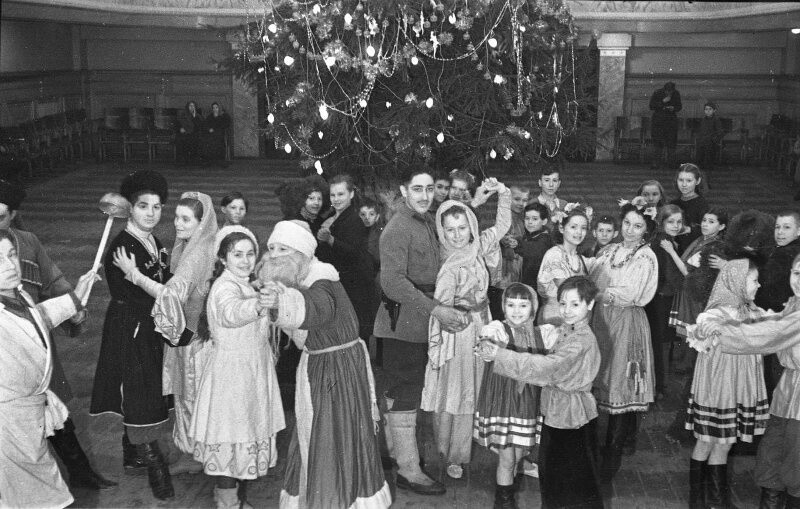 У Новогодней елки, 1940-е годы. Фотограф Сергей Васин