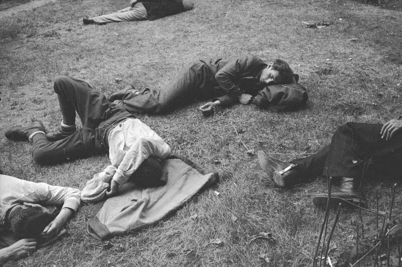 Безработные, 1940-е годы. Фотограф Георгий Петрусов