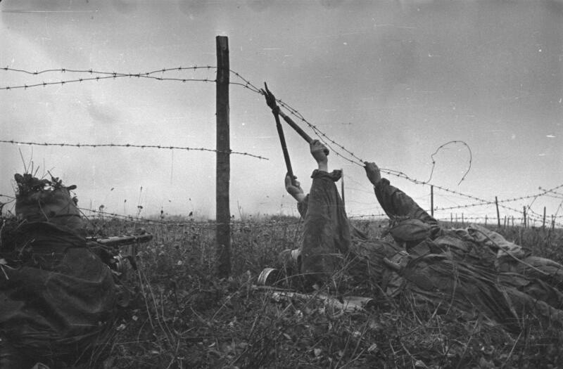 Бойцы, разрезающие колючую проволоку, 1940-1942 год. Фотограф Георгий Петрусов