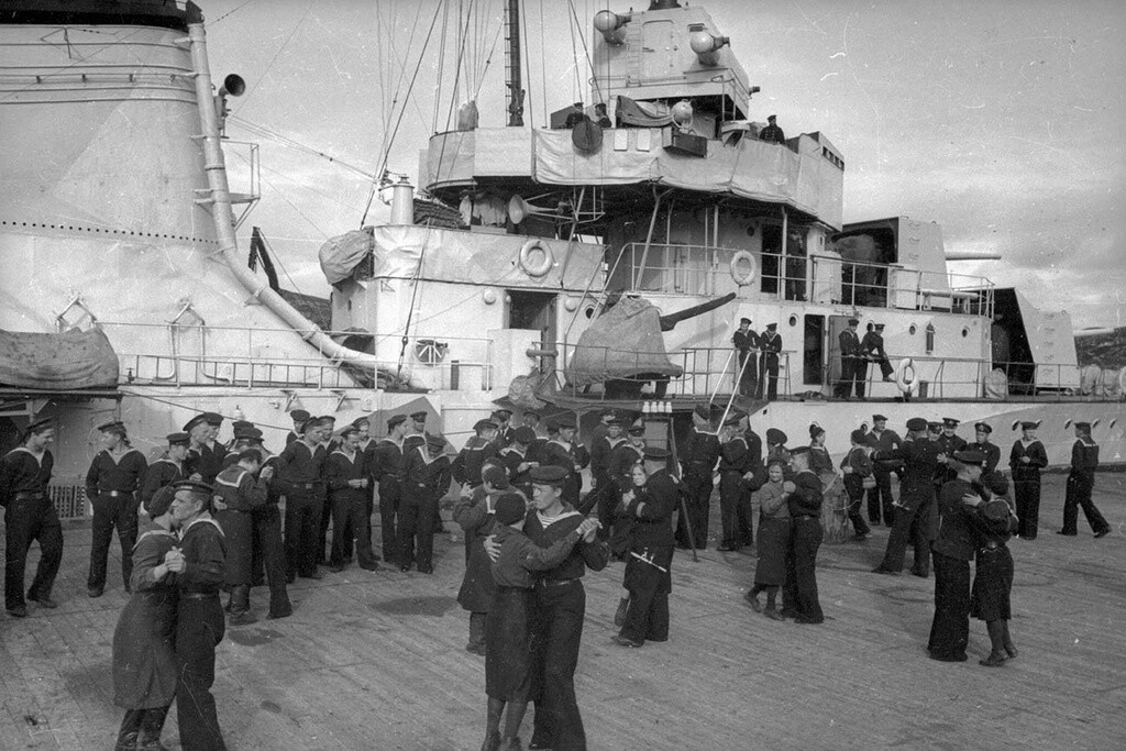 Моряки в увольнении. Танцы на пирсе, 1941 год. Фотограф Евгений Халдей