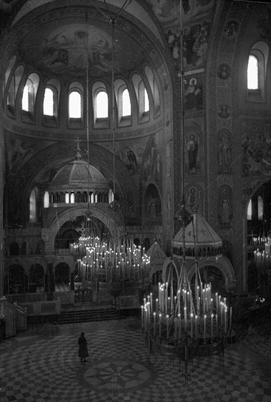 В соборе, 1944 год. Фотограф Евгений Халдей