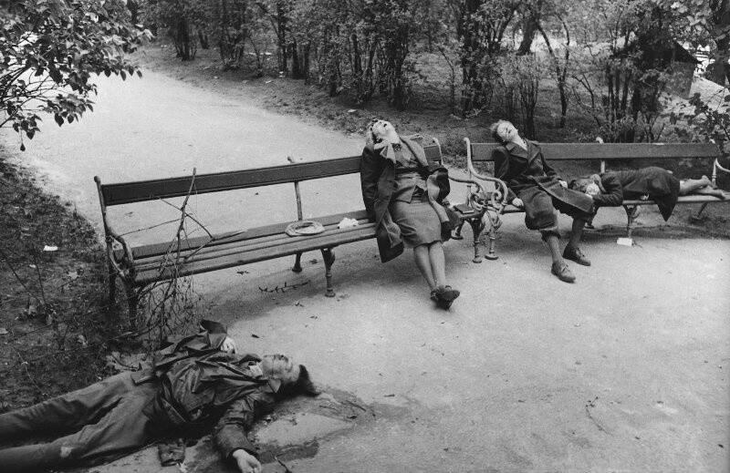 Семья нациста-самоубийцы в парке у здания Парламента, 1945 год. Фотограф Евгений Халдей