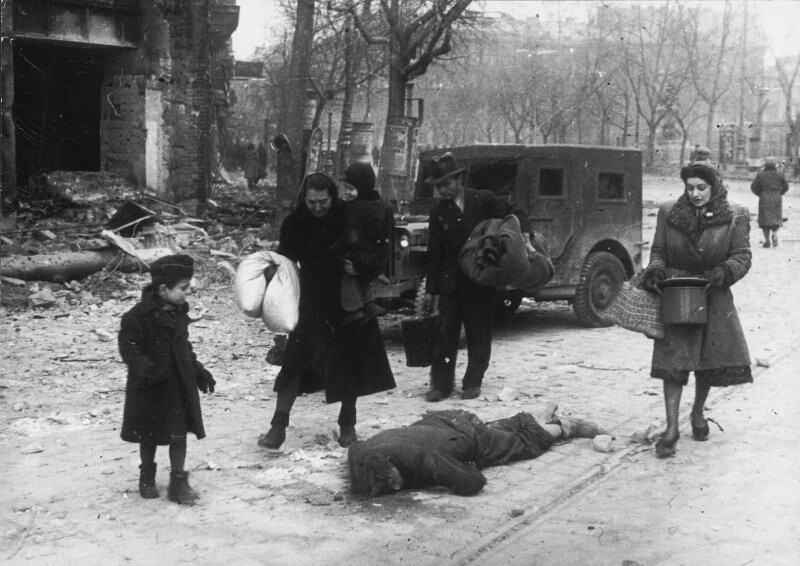 Возвращение беженцев, 1945 год. Фотограф Евгений Халдей