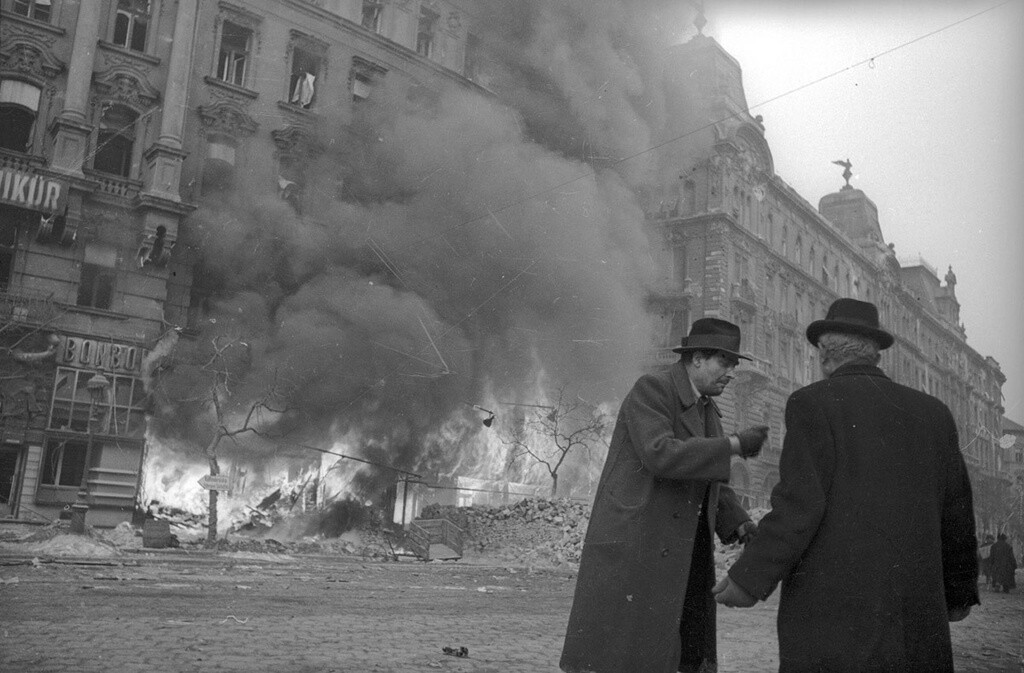 На улицах Будапешта, 1945 год. Фотограф Евгений Халдей