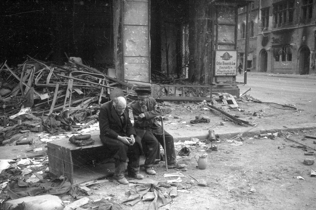 Зачем война Слепой с поводырем, 1945 год. Фотограф Евгений Халдей