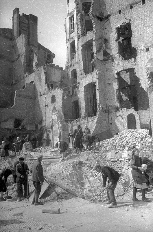 Берлинцы разбирают завалы, 1945 год. Фотограф Евгений Халдей