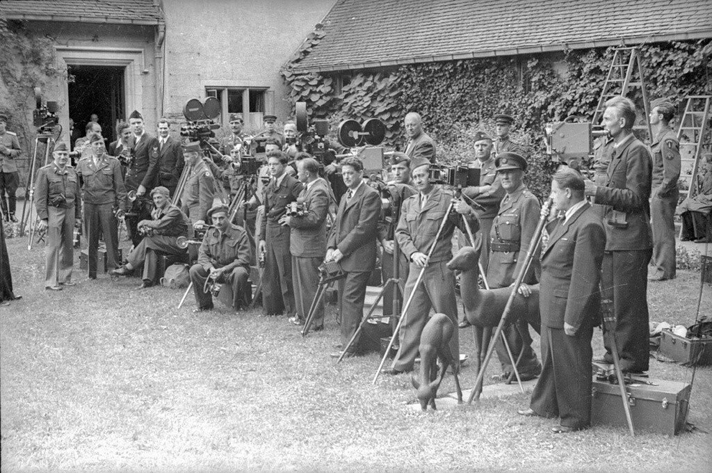 Репортеры на Потсдамской конференции, 17 июля 1945 год. Фотограф Евгений Халдей