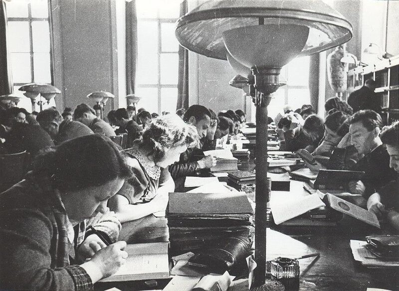 В библиотеке имени Ленина, 1950-е годы. Фотограф Иван Шагин