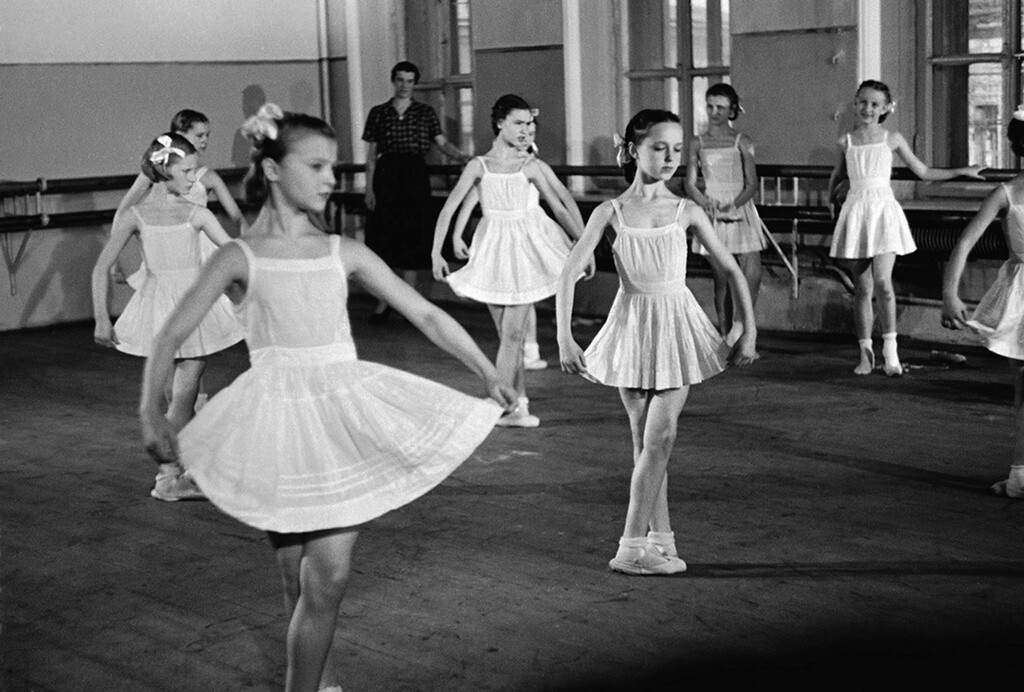Балетное училище Большого театра, 1950-е годы. Фотограф Владислав Микоша