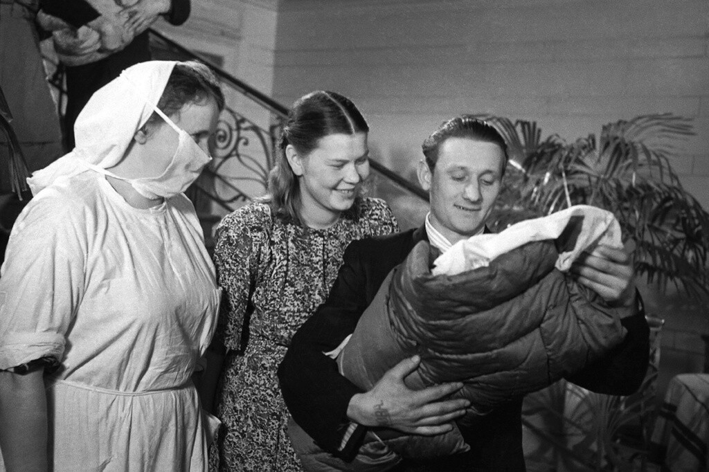 Первая встреча. Ленинградский родильный дом, 1950-е годы. Фотограф Владислав Микоша