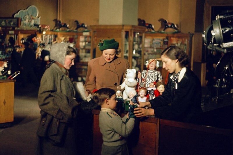 Дом ленинградской торговли. Детский отдел, 1950-е годы. Фотограф Владислав Микоша