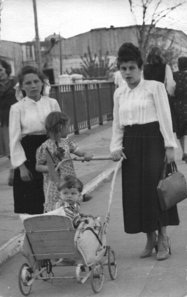 На прогулке, 1951 год. Фотограф неизвестен