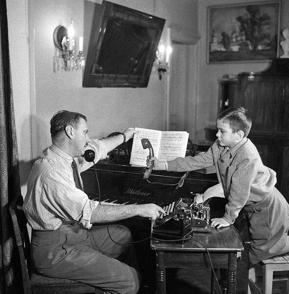 Поэт Сергей Михалков с сыном Никитой, 1952 год. Фотограф Дмитрий Бальтерманц