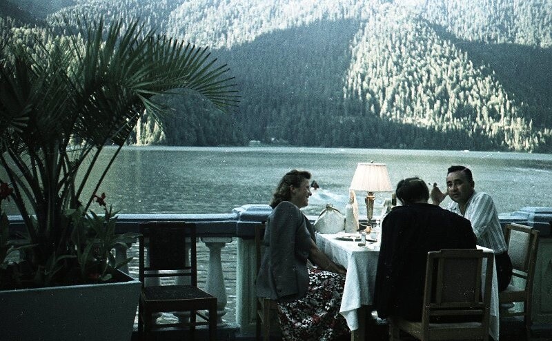 Озеро Рица, ресторан, 1952 год. Фотографы Борис Макасеев, Владислав Микоша