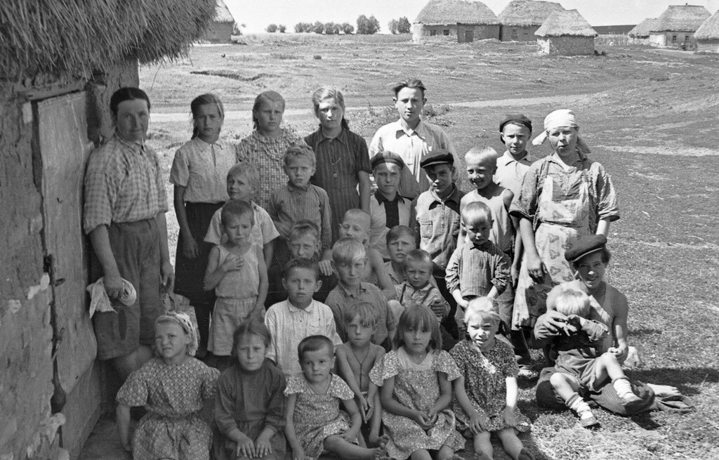 Обитатели села Березняги. Групповое фото, 1953 год. Фотограф Сергей Сухарёв