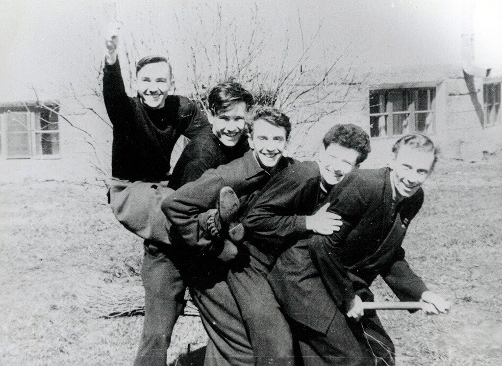 Студент Борис Ельцин с товарищами по волейбольной сборной УПИ, 1953 год. Фотограф неизвестен