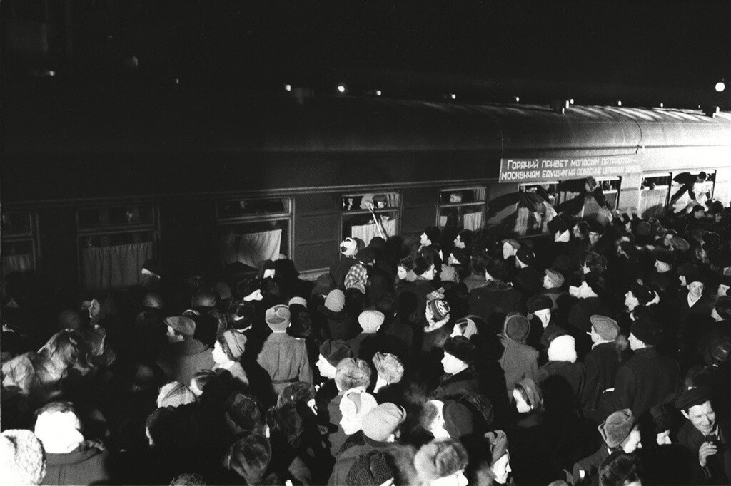 Отправляется первый поезд с целинниками, 1954 год. Фотограф Сергей Косырев