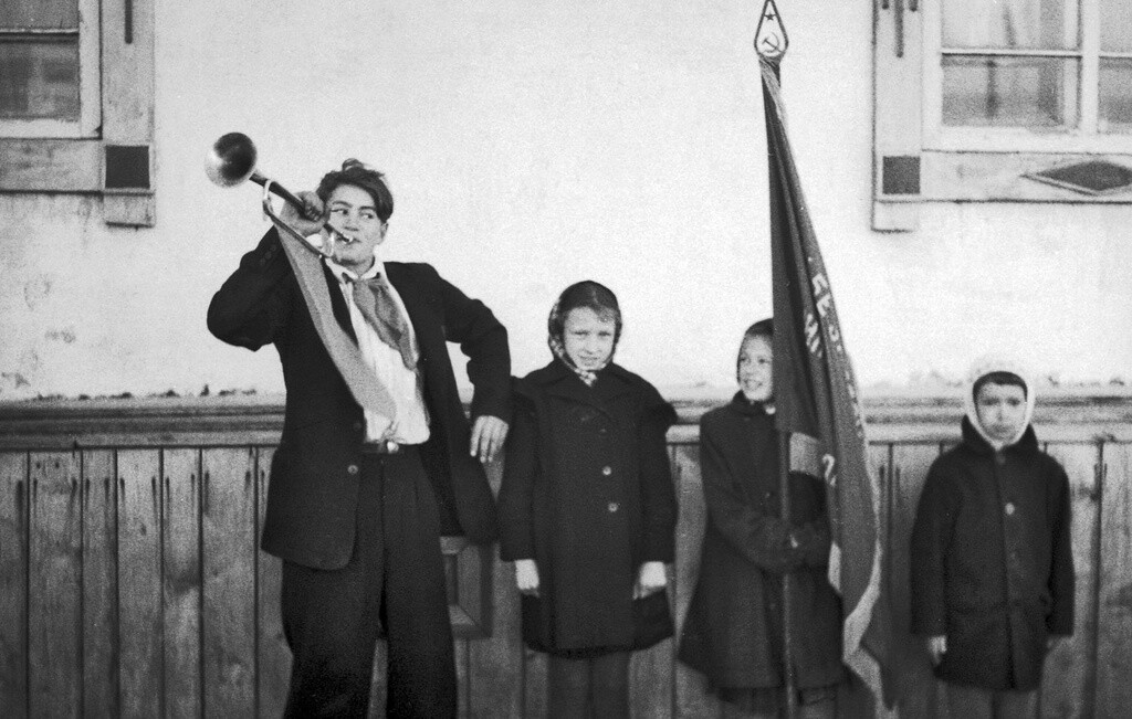 Горнист со знаменной группой, 1954 год. Фотограф Григорий Сухарёв