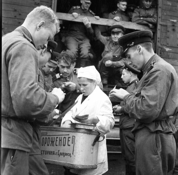 Эшелон с демобилизованными переходит границу, 1956 год. Фотограф Всеволод Тарасевич