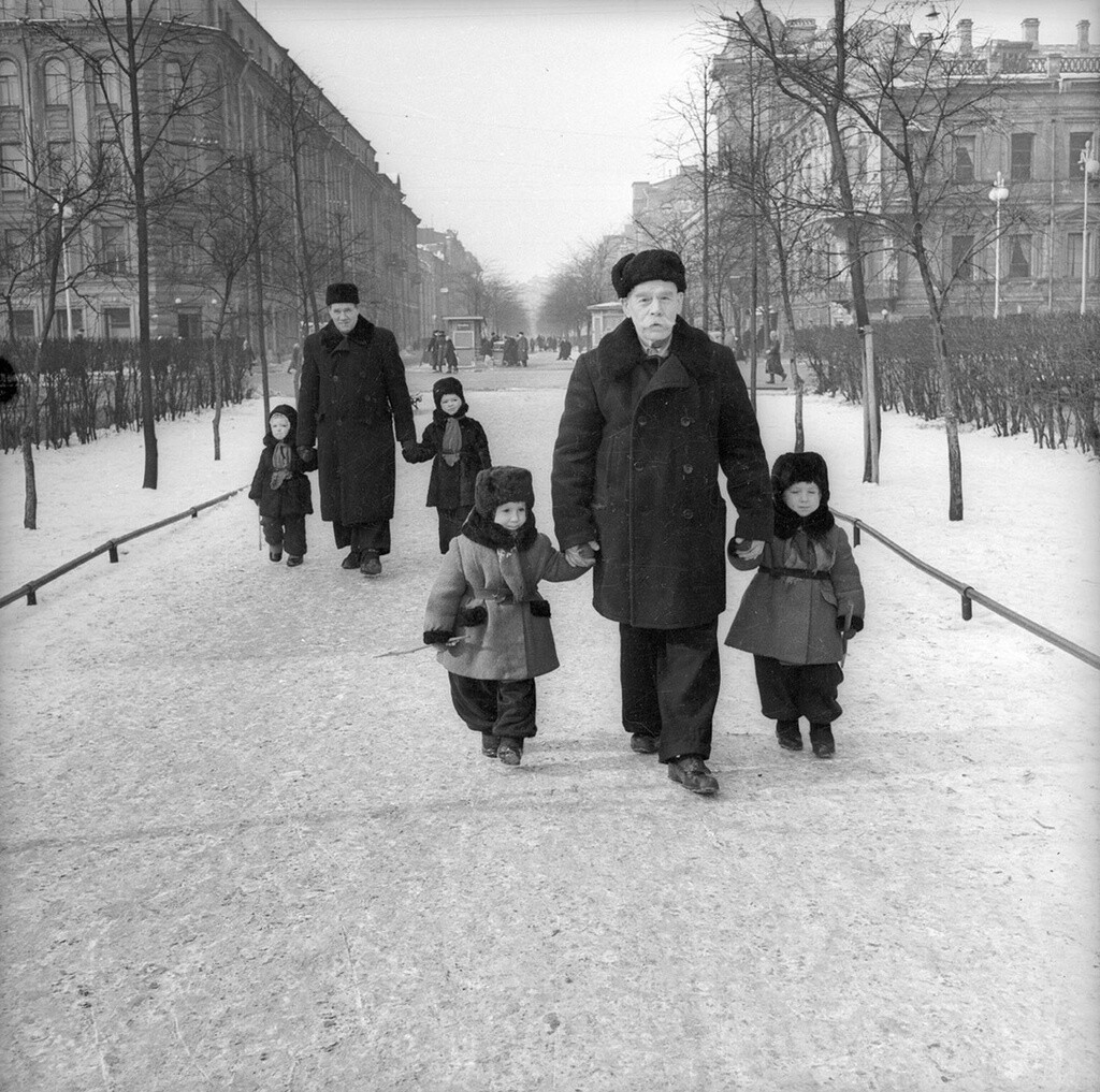 Дедушка и внуки, 1956 год. Евгений Халдей